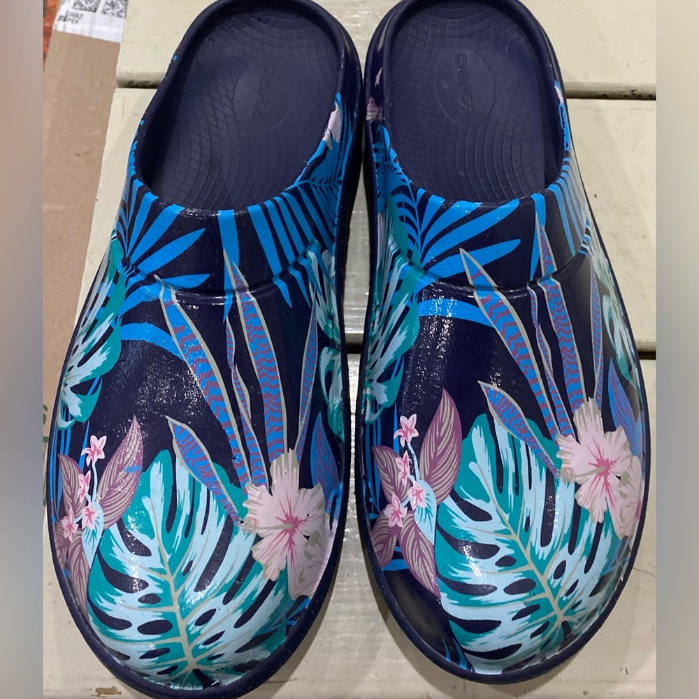 Oofos Clog in Limited Edition Hawaiian Flora Print Size 12